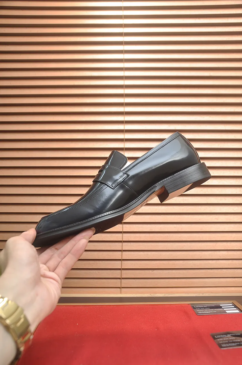 Men's shoes💰500💶Italy's top luxury men's shoe giant (GUCCI) (Gucci) (full cowhide lining) new arrival🍃Original European style🔰 Pleasant to the eye😍In order to make the shoes more durable and non-deformable🌀The production continues to follow traditional methods but there is still no lack of innovation💪Choose original sheepskin for the leather♻️ Smooth and natural And extra bright ⭐Made of imported cowhide, the first choice of rich people 38-45 (45 customized)